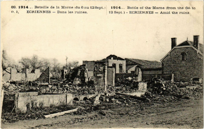 Carte postale ancienne Ecriennes Bataille de la Marne Dans les ruines à Écriennes