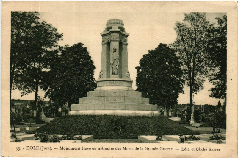 Carte postale ancienne Dole Monument eleve en memoire des Morts