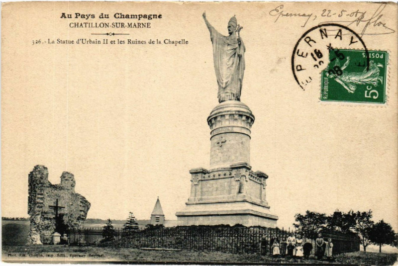Carte postale ancienne Chatillon sur Marne La Statue d'Urbain Ii et les Ruines