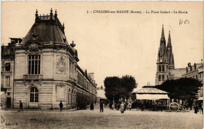 Carte postale ancienne Chalons sur Marne La Place Godart Le Musée