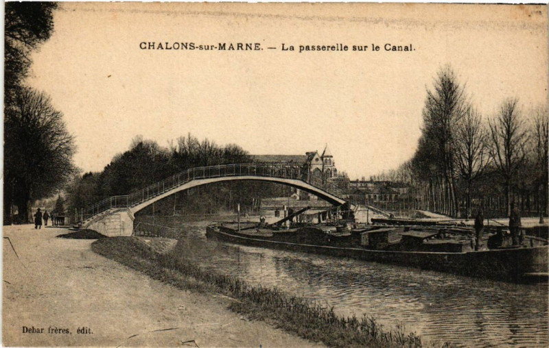 Carte postale ancienne Chalons sur Marne La passerelle sur le Canal