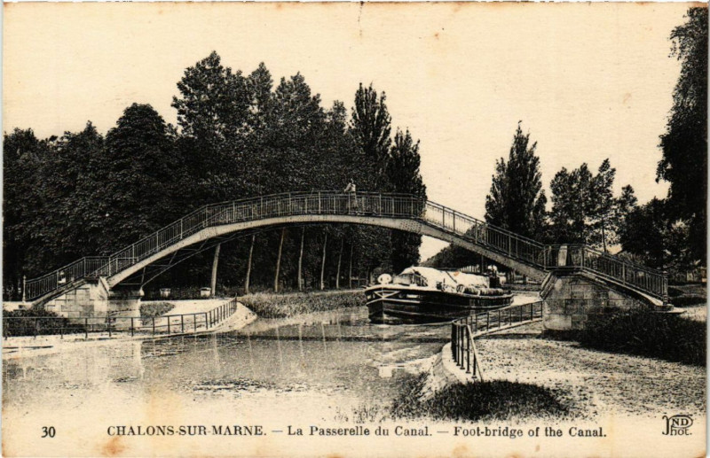 Carte postale ancienne Chalons sur Marne La Passerelle du Canal