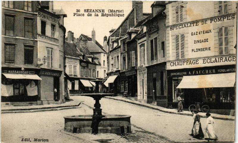 Carte postale ancienne Sezanne Place de la Republique à Sézanne