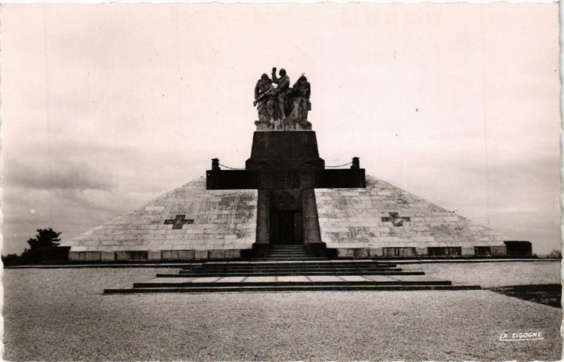 Carte postale ancienne Suippes Monument de Navarin à Suippes