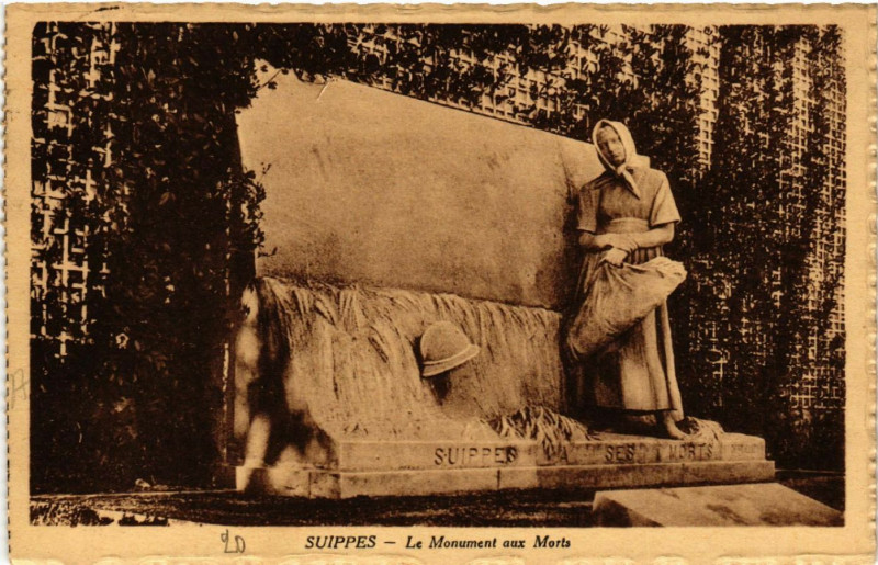 Carte postale ancienne Suippes Le Monument aux Morts à Suippes