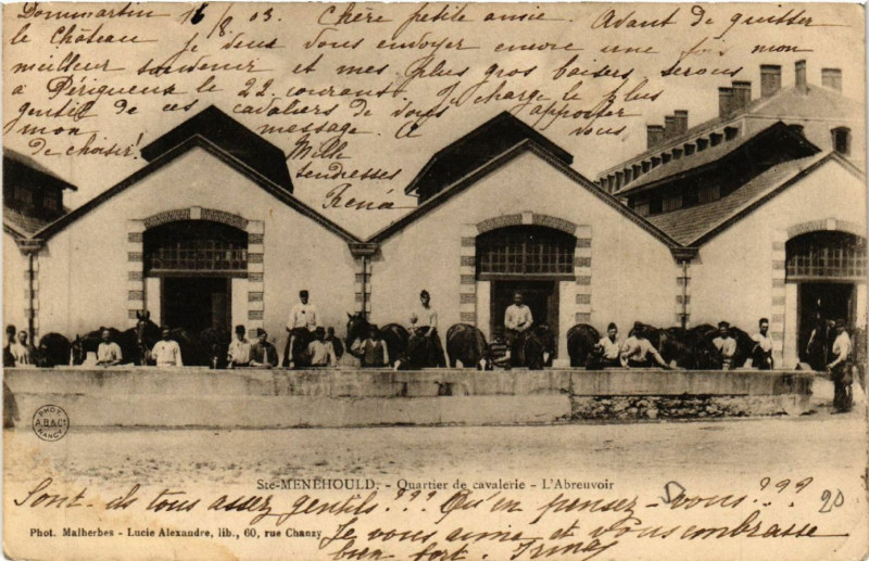 Carte postale ancienne Sainte-Menehould Quartier de cavalerie-L'Abreuvoir à Sainte-Menehould