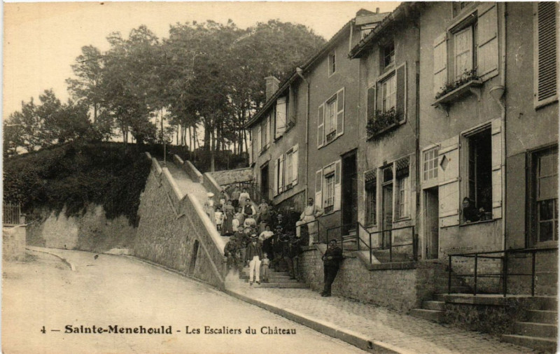 Carte postale ancienne Sainte-Menehould Les Escaliers du Chateau à Sainte-Menehould