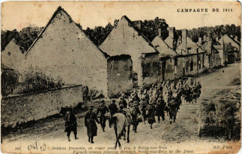 Carte postale ancienne Soizy-aux-Bois Soldats francais en route pour le feu à Soizy-aux-Bois