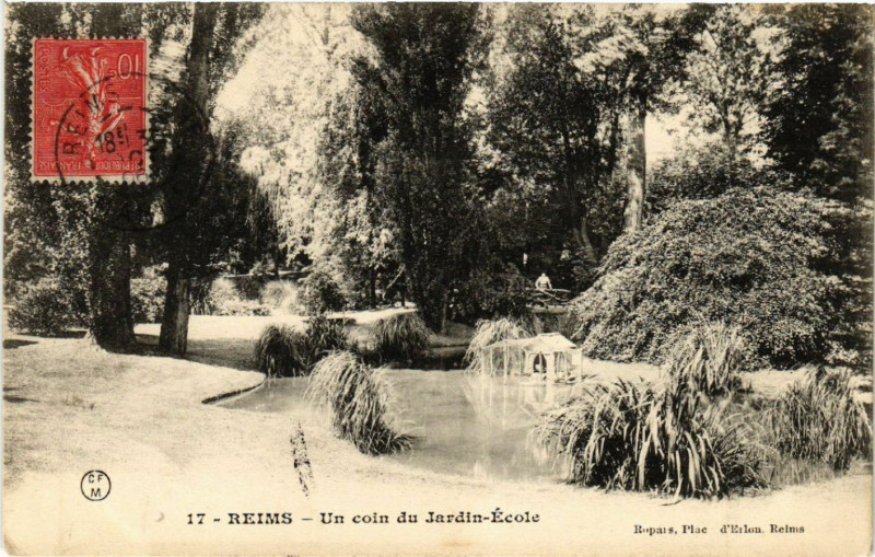 Carte postale ancienne Reims Un coin du Jardin-Ecole à Reims