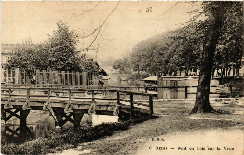 Carte postale ancienne Reims Pont en bois sur la Vesle à Reims