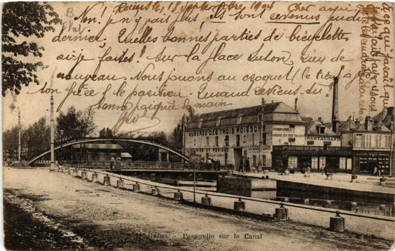 Carte postale ancienne Reims Passerelle sur le Canal à Reims