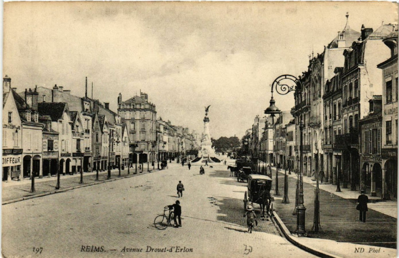 Carte postale ancienne Reims Avenue Drouet-d'Erlon à Reims