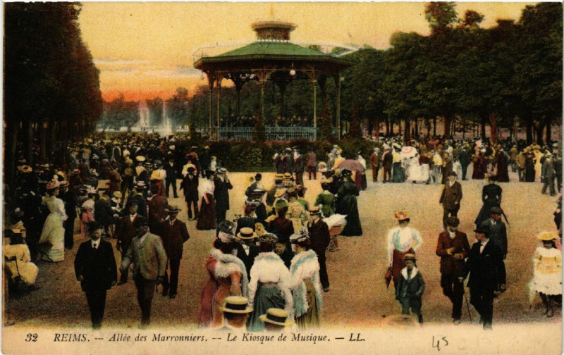 Carte postale ancienne Reims Allée des Marronniers Le Kiosque de Musique à Reims