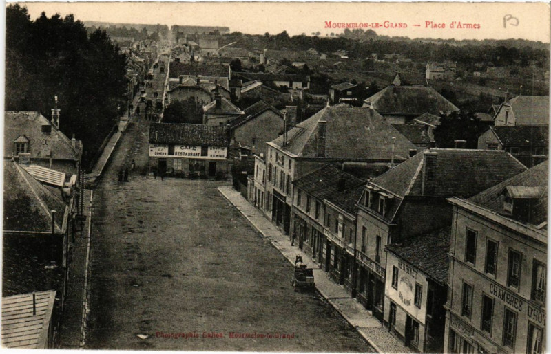 Carte postale ancienne Mourmelon-le-Grand Place d'Armes à Mourmelon-le-Grand