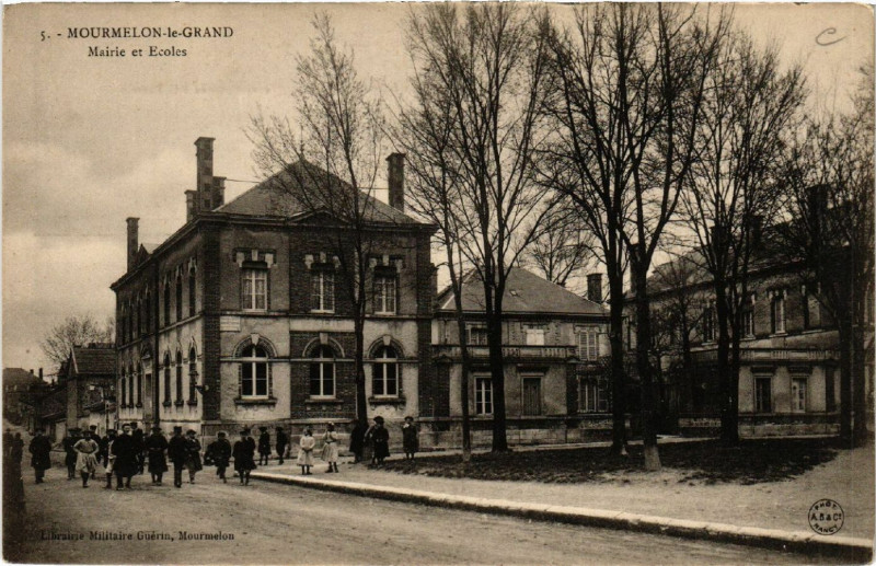 Carte postale ancienne Mourmelon-le-Grand Mairie et Ecoles à Mourmelon-le-Grand