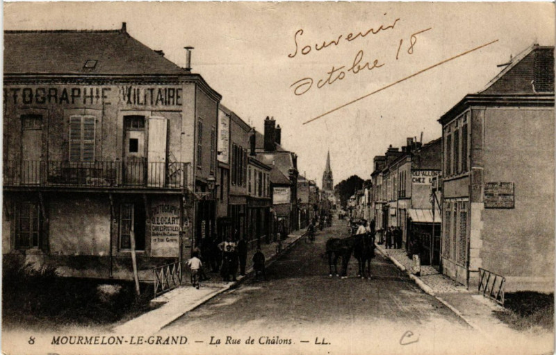 Carte postale ancienne Mourmelon-le-Grand La Rue de Chalons. à Mourmelon-le-Grand