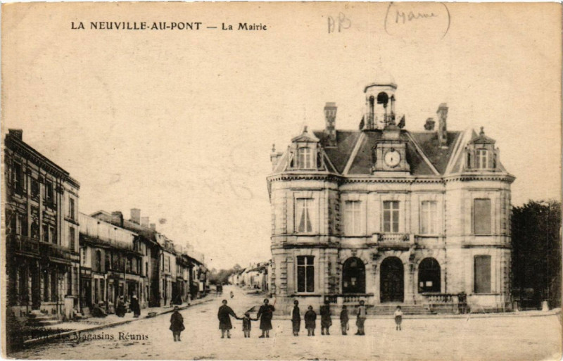 Carte postale ancienne La Neuville-au-Pont La Mairie à La Neuville-au-Pont