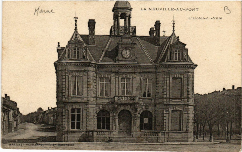Carte postale ancienne La Neuville-au-Pont L'Hotel de Ville. à La Neuville-au-Pont