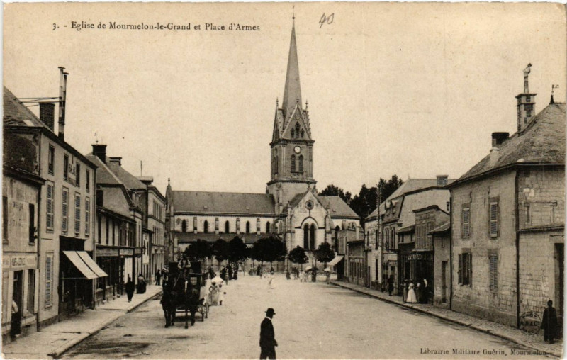 Carte postale ancienne Eglise de Mourmelon-le-Grand et Place d'Armes à Mourmelon-le-Grand