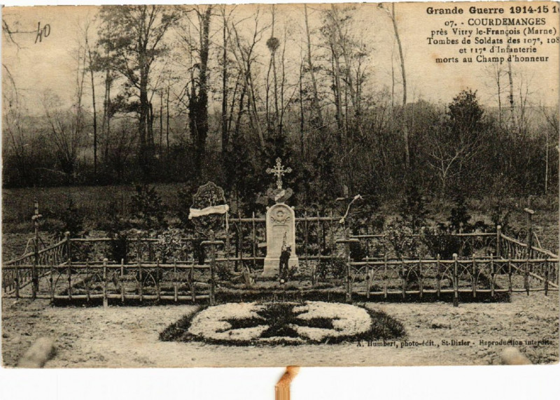 Carte postale ancienne Courdemanges Tombes de Soldats à Courdemanges