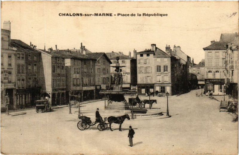 Carte postale ancienne Chalons sur Marne Place de la Republique