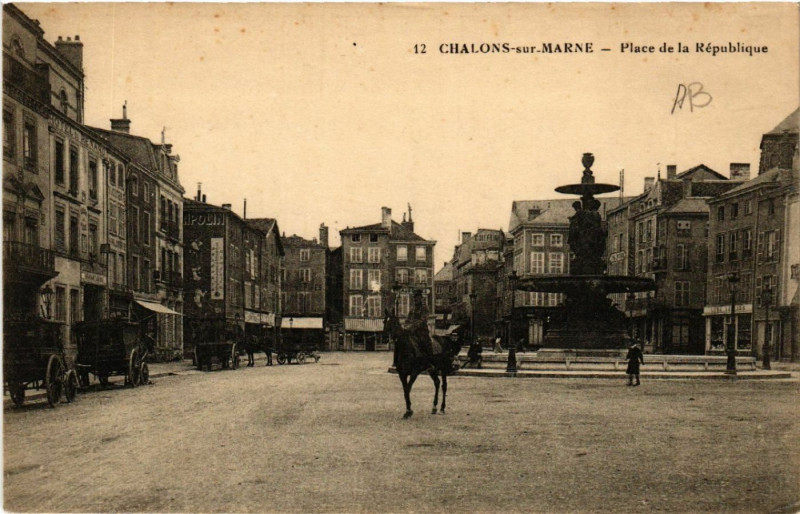 Carte postale ancienne Chalons sur Marne Place de la Republique