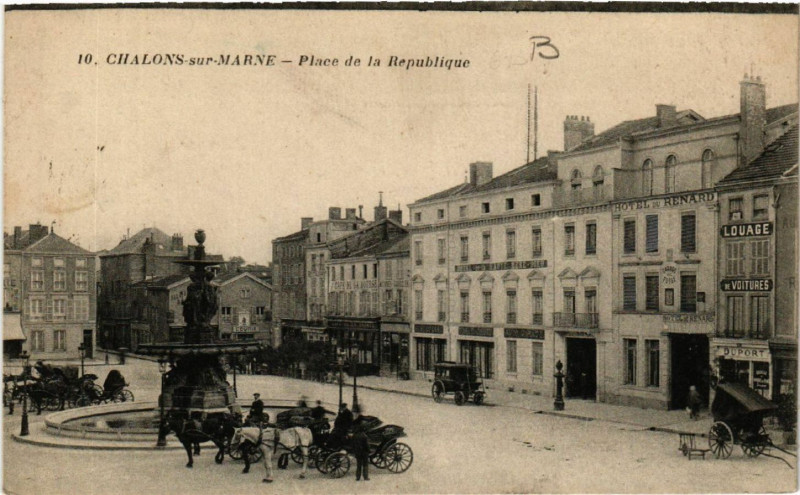 Carte postale ancienne Chalons sur Marne Place de la Republique