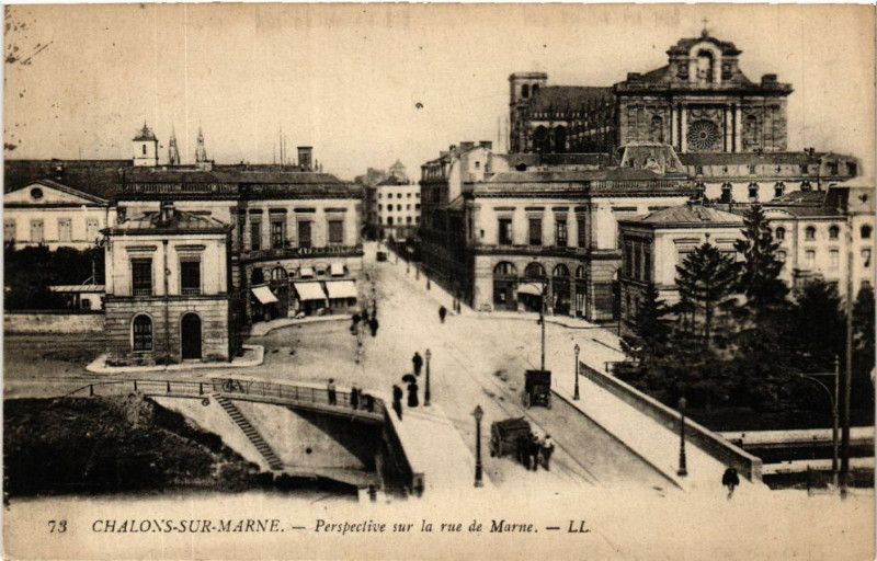Carte postale ancienne Chalons sur Marne Perspective sur la rue de la Marne