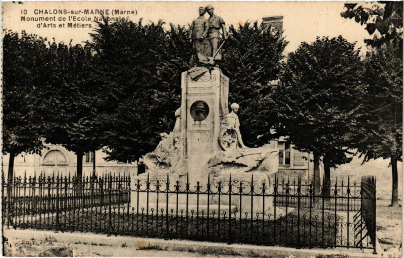 Carte postale ancienne Chalons sur Marne Monument de l'Ecole Nationale