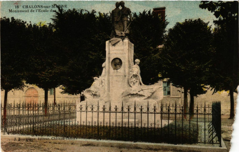 Carte postale ancienne Chalons sur Marne Monument de l'Ecole