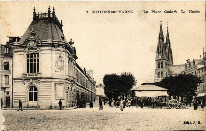 Carte postale ancienne Chalons sur Marne La Place Godart Le Musée