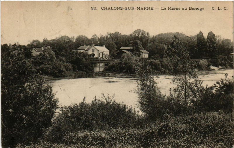 Carte postale ancienne Chalons sur Marne La Marne au Barrage