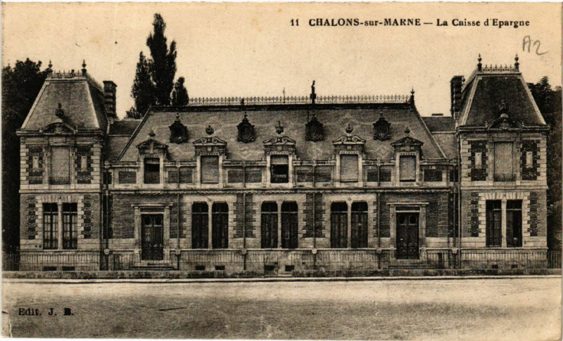 Carte postale ancienne Chalons sur Marne La Caisse d'Epargne à Isse