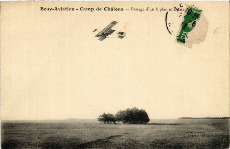 Carte postale ancienne Camp de Chalons Passage d'un biplan militaire