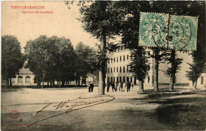 Carte postale ancienne Vitry-le-Francois Quartier de Cavalerie à Vitry-le-François