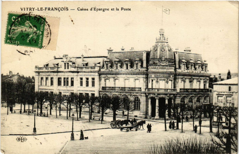 Carte postale ancienne Vitry-le-Francois Caisse d'Epargne et la Poste à Vitry-le-François