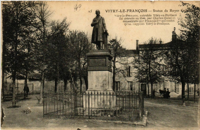 Carte postale ancienne Vitry le Francois-Statue de Royer C. à Vitry-le-François