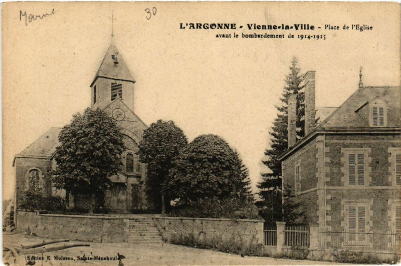 Carte postale ancienne Vienne la Ville L'Argonne-Place de l'Eglise avant le Bombardement à Vienne-la-Ville