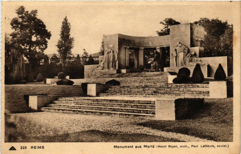 Carte postale ancienne Reims-Monument aux Morts à Reims