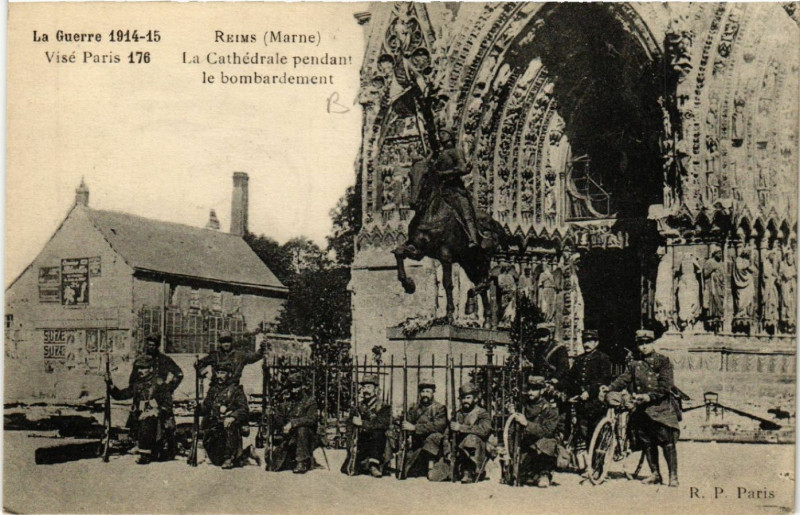 Carte postale ancienne Reims-La Cathédrale pendant le Bombardement à Reims