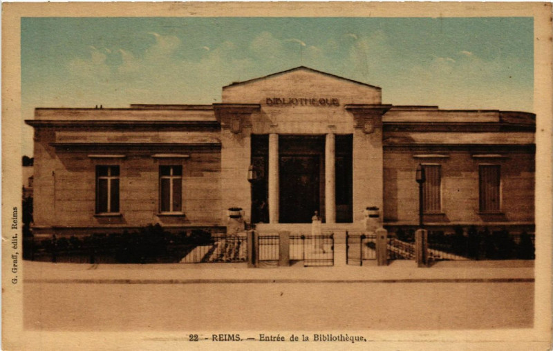 Carte postale ancienne Reims-Entrée de la Bibliotheque à Reims