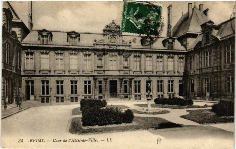 Carte postale ancienne Reims-Cour de l'Hotel de Ville à Reims