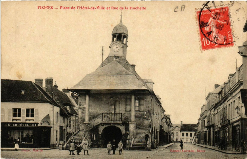 Carte postale ancienne Fismes-Place de l'Hotel de Ville et Rue de la Huchette à Fismes