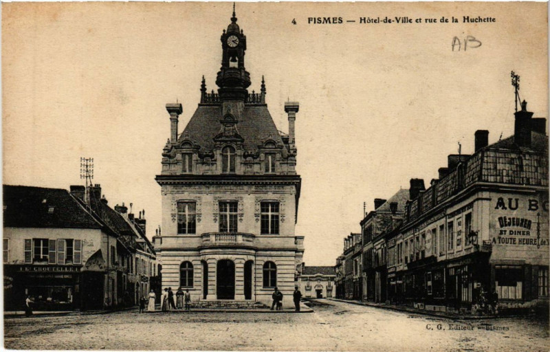 Carte postale ancienne Fismes-Hotel de Ville et rue de la Huchette à Fismes