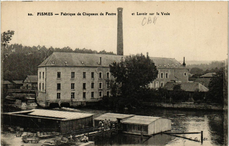 Carte postale ancienne Fismes-Fabrique de Chapeaux de Feutre et Lavoir sur la Vesle à Fismes