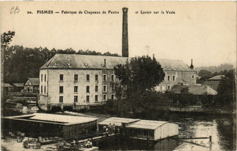 Carte postale ancienne Fismes-Fabrique de Chapeaux de Feutre et Lavoir sur la Vesle à Fismes