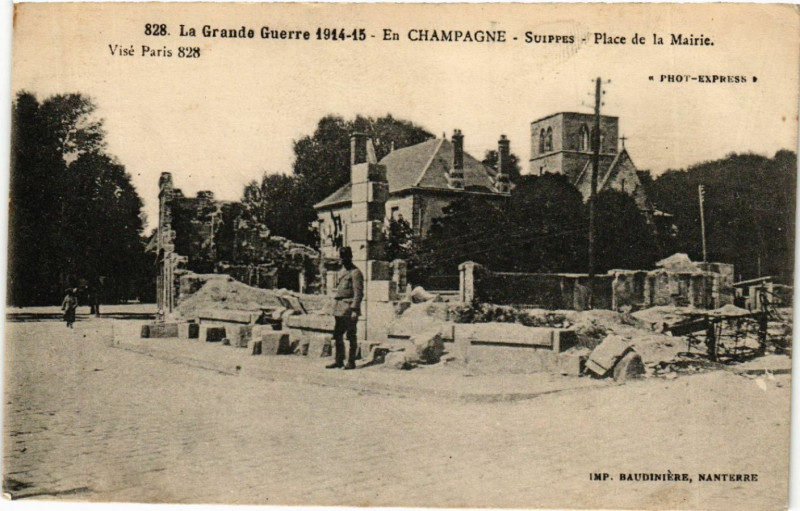 Carte postale ancienne En Champagne Suippes. Place de la Mairie à Suippes