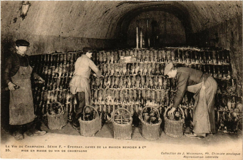 Carte postale ancienne Le Vin de Champagne Serie F. - Epernay - Caves de la Maison à Épernay