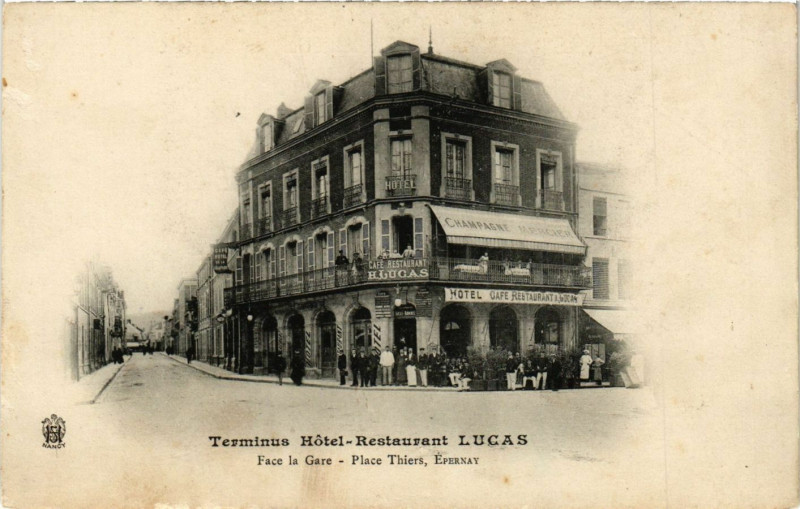 Carte postale ancienne Face la Gare - Place Thiers