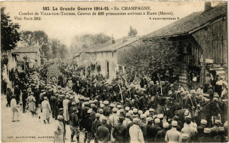 Carte postale ancienne Combat de Ville sur Tourbe Couvoi de 400 prisonniers arrivant a H à Ville-sur-Tourbe
